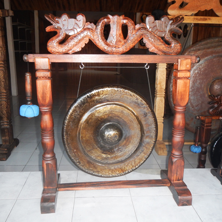 Balishine: Your natural source of indonesian handicraft presents in its Various collection the Decorative Gong:412TOR608286:This decorative gong is a handicraft of Bali made from mahogany wood with brass.  
