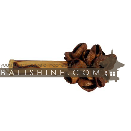 Balishine: Your natural source of indonesian handicraft presents in its Various collection the Natural Maracas:412CIK602420:This maracas is a handicraft of Bali made from bamboo with natural skin of fruits.  21 cm