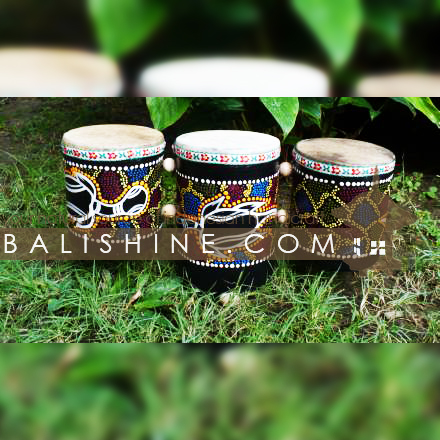 Balishine: Your natural source of indonesian handicraft presents in its Various collection the Tambourine:412CIK603555:This tambourine is a handicraft of Bali made by sonokling wood painted with a natural skin of cow.  Mix color
