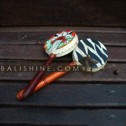 Balishine: Your natural source of indonesian handicraft presents in its Various collection the Tambourine:412SLM606060:This tambourine is a handicraft of Bali made by sonokling wood painted with a natural skin of cow.  Mix color