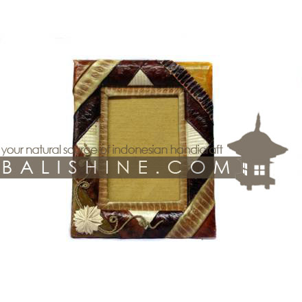 Balishine: Your natural source of indonesian handicraft presents in its Various collection the Photo Frame:45BIP191005:This photo frame  is produced in Bali made from 7 different  exotic leaf.  
