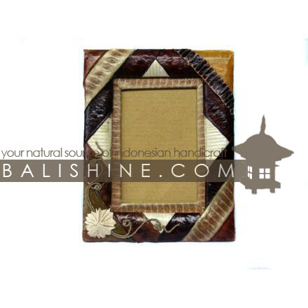 Balishine: Your natural source of indonesian handicraft presents in its Various collection the Photo Frame:45BIP19984:This photo frame  is produced in Bali made from 7 different  exotic leaf.  