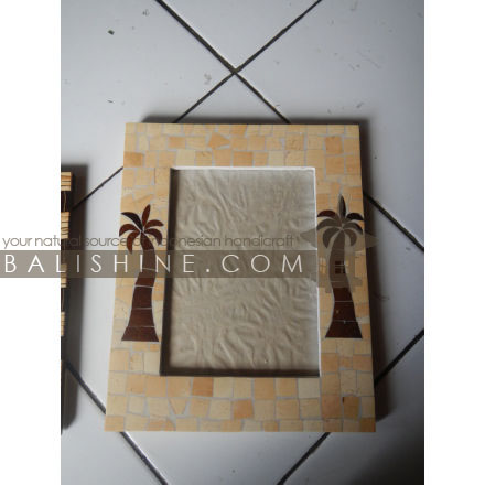 Balishine: Your natural source of indonesian handicraft presents in its Various collection the Photo Frame :45HIN196841:This photo frame is made from MDF wood with coconut shell mosaic finishing.  photo 4R