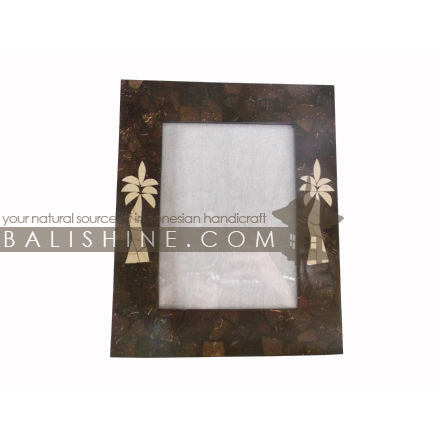 Balishine: Your natural source of indonesian handicraft presents in its Various collection the Photo Frame :45HIN196893:This photo frame is made from MDF wood with coconut shell mosaic finishing.  photo 4R