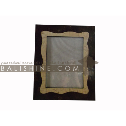 Balishine: Your natural source of indonesian handicraft presents in its Various collection the Photo Frame :45HIN196894:This photo frame is made from MDF wood with coconut shell mosaic finishing.  photo 4R