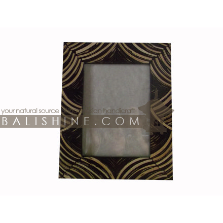 Balishine: Your natural source of indonesian handicraft presents in its Various collection the Photo Frame :45HIN196896:This photo frame is made from MDF wood with coconut shell mosaic finishing.  photo 4R