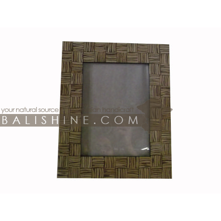 Balishine: Your natural source of indonesian handicraft presents in its Various collection the Photo Frame :45HIN196897:This photo frame is made from MDF wood with coconut shell mosaic finishing.  photo 4R