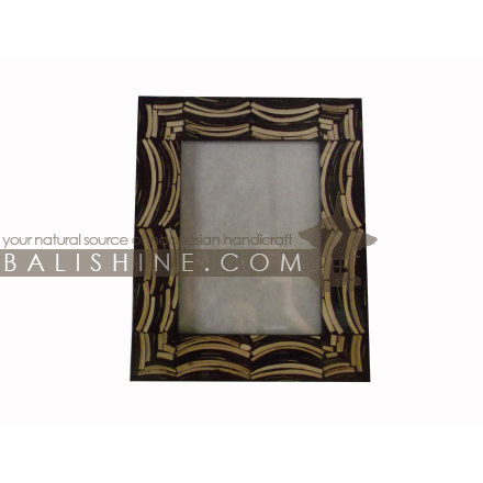 Balishine: Your natural source of indonesian handicraft presents in its Various collection the Photo Frame :45HIN196900:This photo frame is made from MDF wood with coconut shell mosaic finishing.  photo 4R