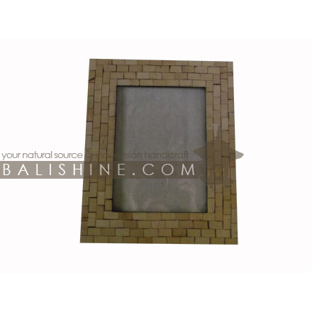Balishine: Your natural source of indonesian handicraft presents in its Various collection the Photo Frame :45HIN196901:This photo frame is made from MDF wood with coconut shell mosaic finishing.  photo 4R