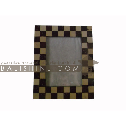 Balishine: Your natural source of indonesian handicraft presents in its Various collection the Photo Frame :45HIN196902:This photo frame is made from MDF wood with coconut shell mosaic finishing.  photo 4R
