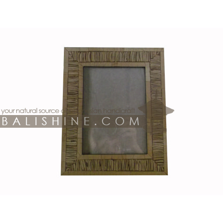 Balishine: Your natural source of indonesian handicraft presents in its Various collection the Photo Frame :45HIN196904:This photo frame is made from MDF wood with coconut shell mosaic finishing.  photo 4R