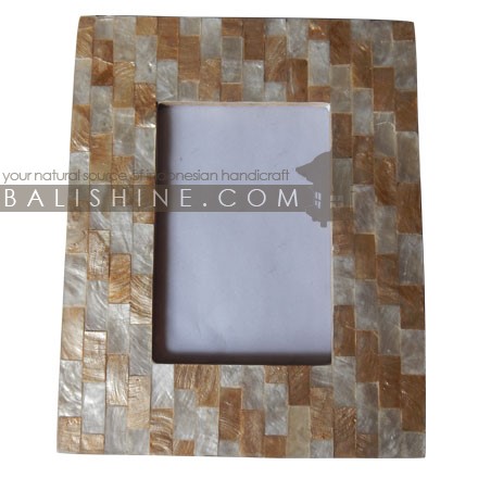 Balishine: Your natural source of indonesian handicraft presents in its Various collection the Photo Frame :45HIN197772:This photo frame is made from MDF wood with natural capiz shell mosaic finishing. Size 3R.  Other size and design, please contact us.