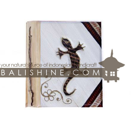 Balishine: Your natural source of indonesian handicraft presents in its Various collection the Photos Album:45BIP18913:This photo album  is produced in Bali made from 7 different  exotic leaf for the cover and 10 pages with recycle paper inside.  Inside maximum 40 photos 15X10 cm.