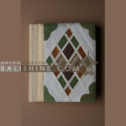Balishine: Your natural source of indonesian handicraft presents in its Various collection the Photos Album:45PGU186136:This photo album  is produced in Bali made from 7 different  exotic leaf for the cover.  Inside maximum 40 photos 15X10 cm.