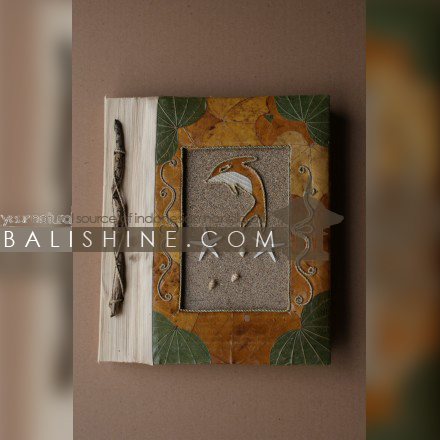 Balishine: Your natural source of indonesian handicraft presents in its Various collection the Photos Album:45PGU186137:This photo album  is produced in Bali made from 7 different  exotic leaf for the cover.  Inside maximum 40 photos 15X10 cm.
