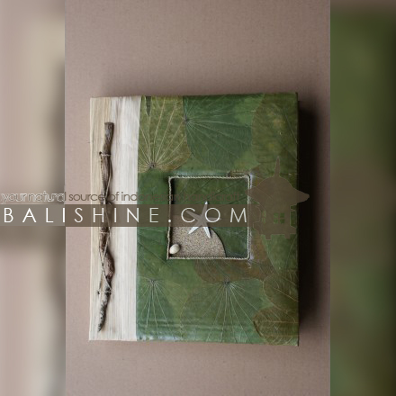 Balishine: Your natural source of indonesian handicraft presents in its Various collection the Photos Album:45PGU186138:This photo album  is produced in Bali made from 7 different  exotic leaf for the cover.  Inside maximum 40 photos 15X10 cm.