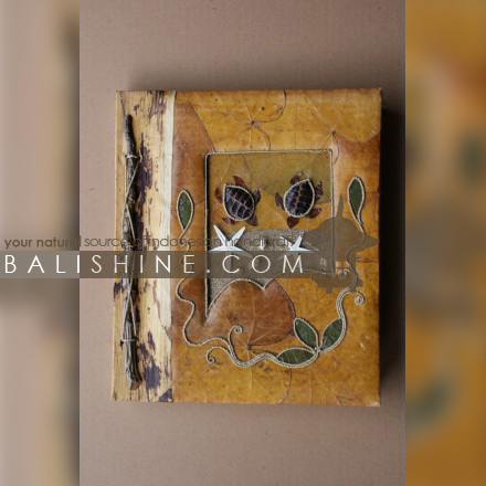 Balishine: Your natural source of indonesian handicraft presents in its Various collection the Photos Album:45PGU186139:This photo album  is produced in Bali made from 7 different  exotic leaf for the cover.  Inside maximum 40 photos 15X10 cm.