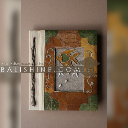 Balishine: Your natural source of indonesian handicraft presents in its Various collection the Photos Album:45PGU186140:This photo album  is produced in Bali made from 7 different  exotic leaf for the cover.  Inside maximum 40 photos 15X10 cm.